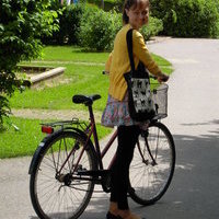 Ayol mobil kamerada portlatishni beradi.