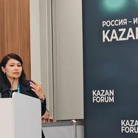 U mening kichkina teshigimga qolini tiqdi Ogli bilan jinsiy aloqa rus ona