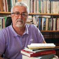 Γριά γυναίκα δίνοντας πίπα