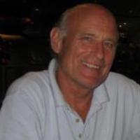 Jinsiy qiz mashina haydab ketayotganda oz mushuki bilan zavqlanmoqda.