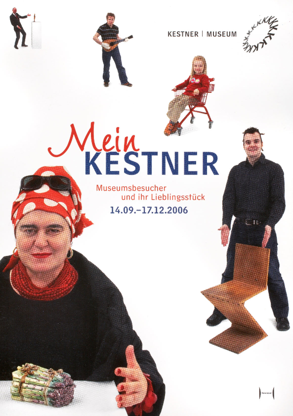 Lockiges zierliches Mädchen reitet Mann im Wohnzimmer Lockiges zierliches Mädchen reitet Mann im Wohnzimmer